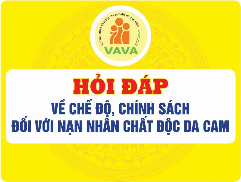 Hình ảnh minh họa cán bộ công an làm thủ tục tại nhà cho người cao tuổi hoặc người bệnh